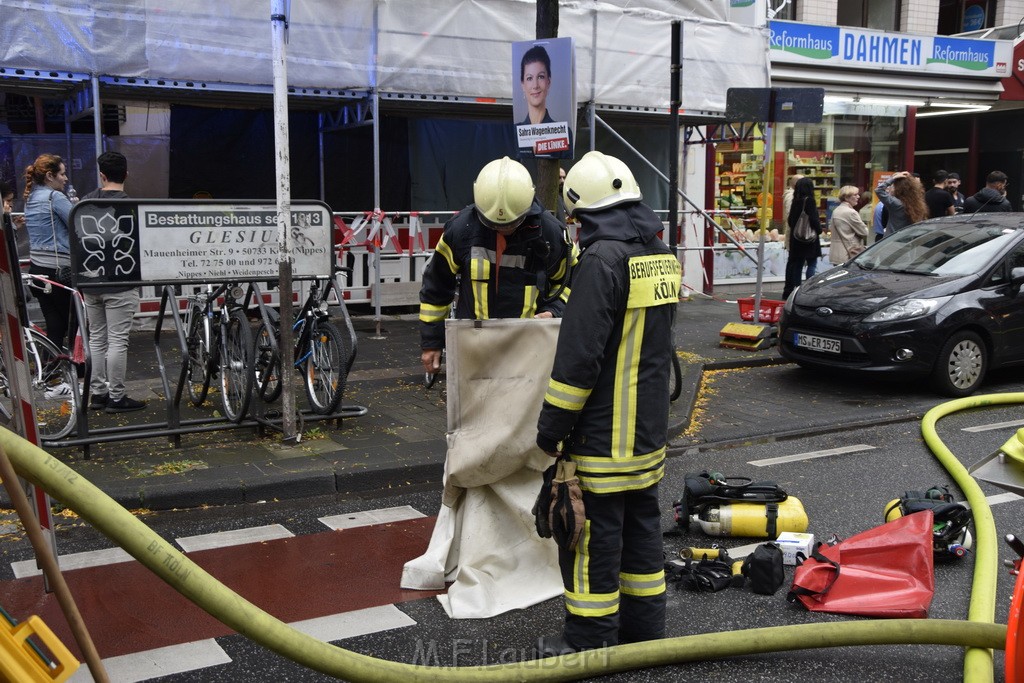 Feuer 2 Koeln Nippes Neusserstr P220.JPG - Miklos Laubert